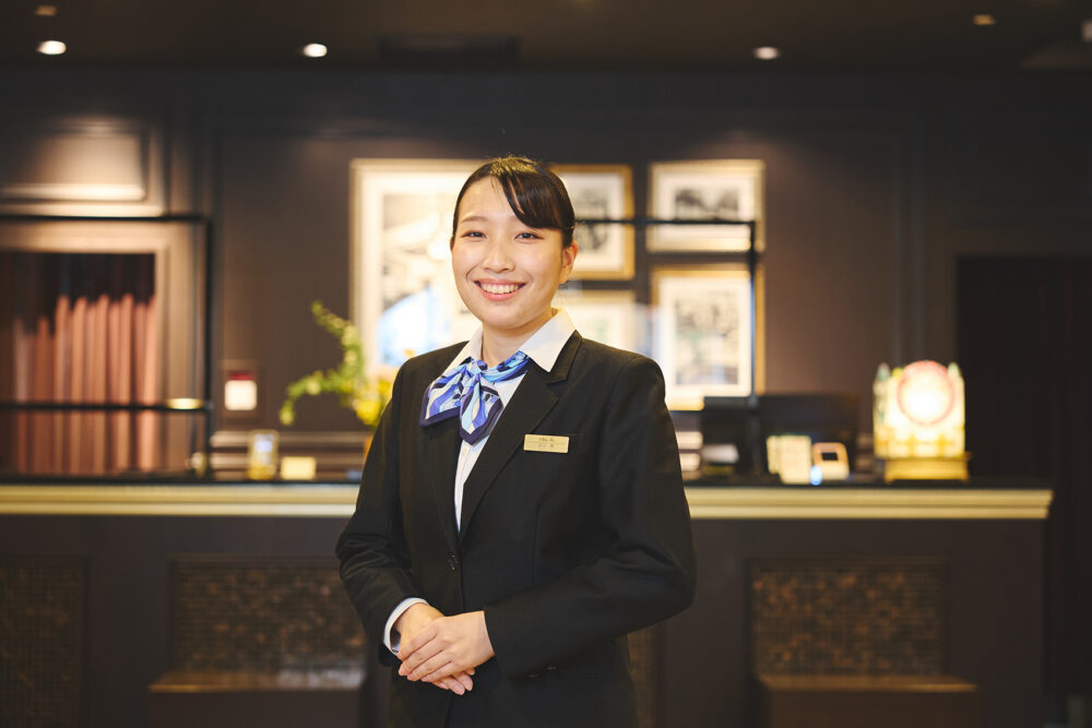 【正社員】ホテルフロントスタッフ（夜勤）｜未経験からキャリア形成可能｜新潟市